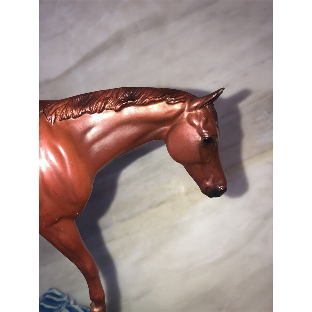 BREYER #957 CLASSIC FREEDOM SERIES CHESTNUT WALKING THOROUGHBRED - Picture 5 of 7